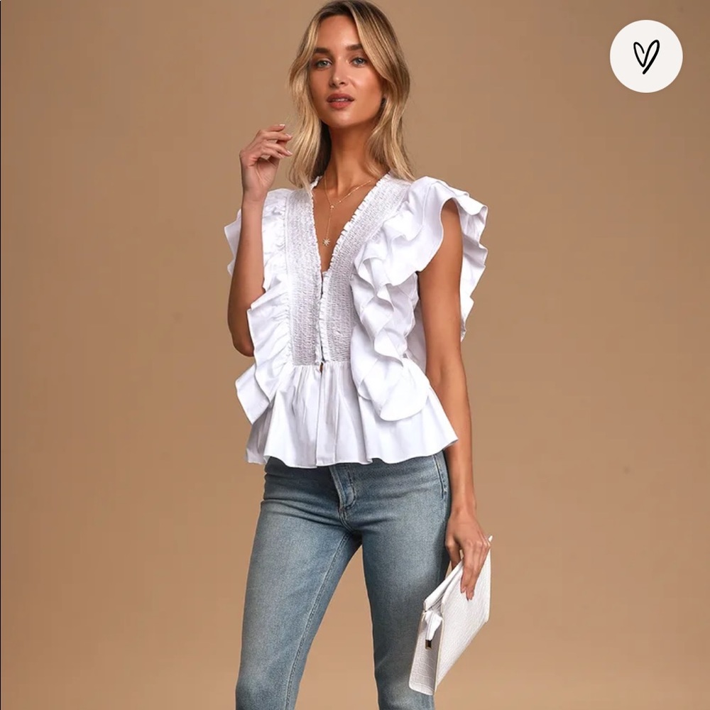 Lulu’s in a ruffle white ruffled hook and eye top blouse